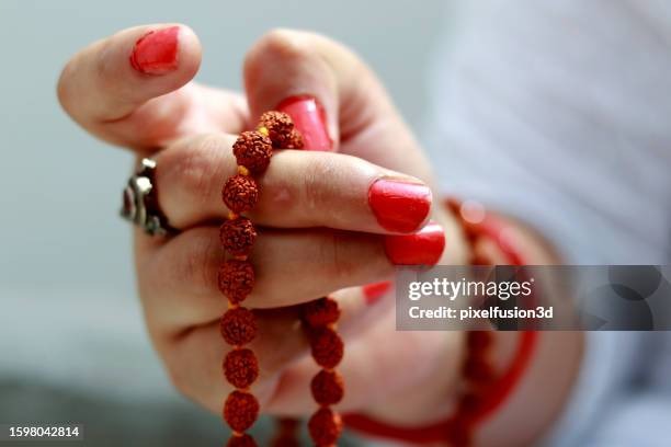 माला जपने का सही तरीका - How to Use a Mala for Mantra Chanting